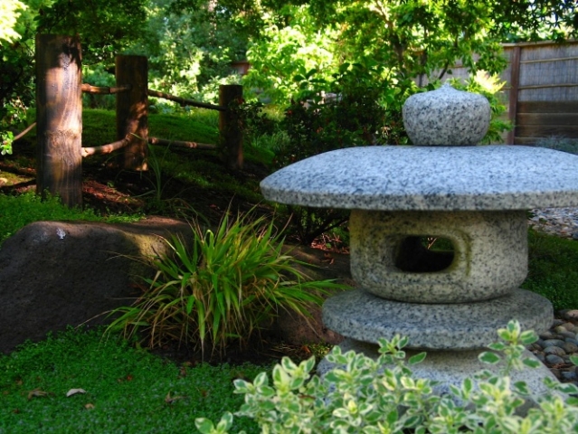 garden.lantern.jpg